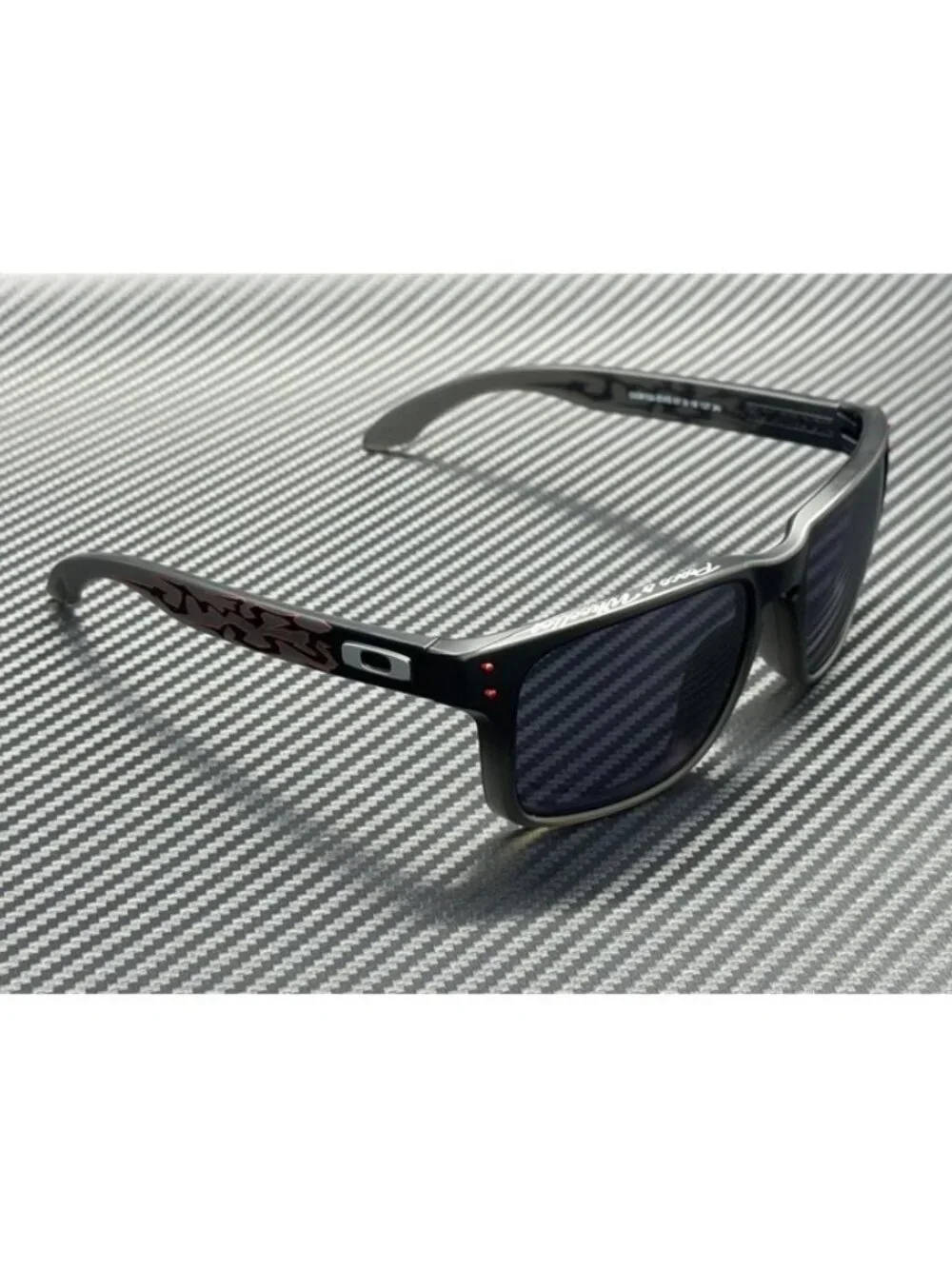 New Oakley Men  Black Fade Sunglasses 57-18-137